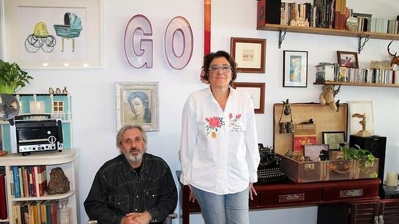 José e Inma Ruiz, en el salón de su casa.