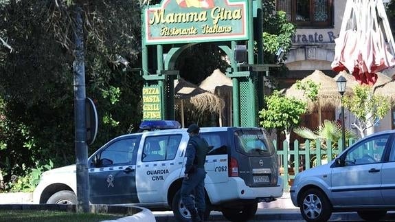 Un guardia civil frente a uno de los restaurantes, el martes de la semana pasada.