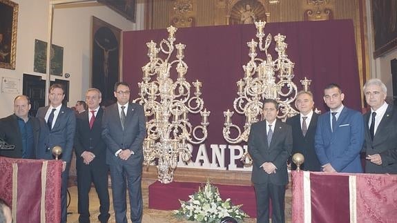 El diseñador Eloy Téllez y el orfebre Emilio Méndez acudieron a la presentación de la obra.