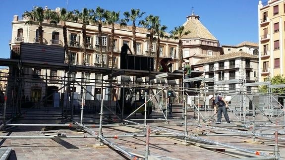 Montaje de la tribuna en la plaza de la Constitución. 