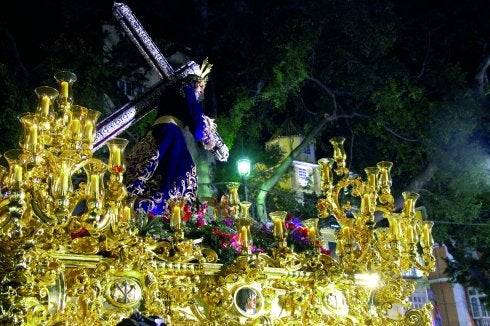 Imagen de Jesús El Rico, en su trono procesional, el Miércoles Santo. :: sur
