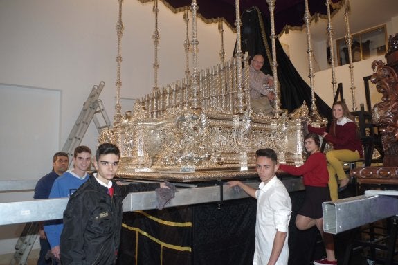 Un grupo de albaceas trabaja en los arreglos del trono de la Virgen del Mayor Dolor en su Soledad. :: eduardo nieto