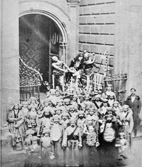 Cristo de la Puente (Primera foto de la Semana Santa de Málaga fechada en torno a 1870 o 1880. Aquí se ven los correonistas con las correas cruzadas al pecho).