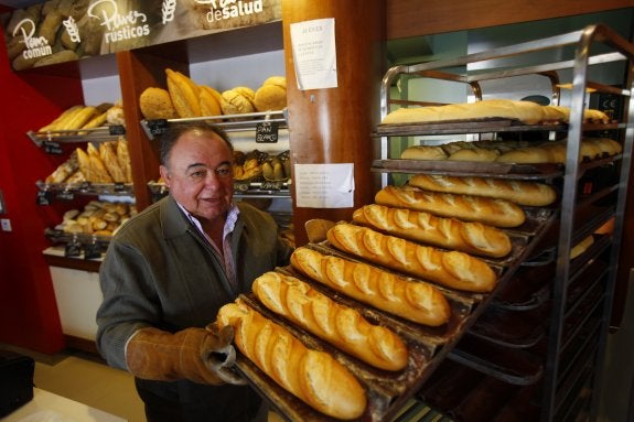Juan Villanueva, de Hornos Villanueva, muestra un pan elaborado con masa madre en su tienda de Soliva. 