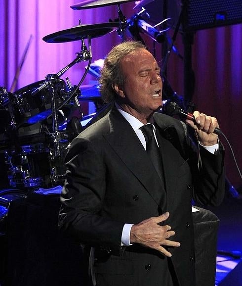 Julio Iglesias, en una actuación.