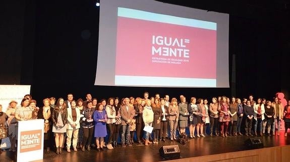 Foto de familia de las galardonadas en la quinta edición de los premios ‘Mujeres sin diferencias’, que se entregaron ayer en la Diputación. 