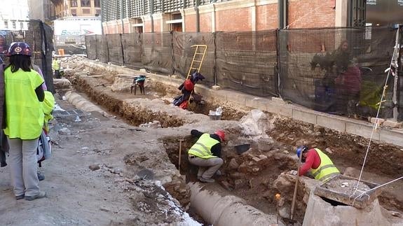 Arqueólogos y personal especializado inspeccionan los restos hallados.