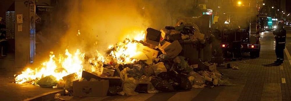 Contenedor de basura ardiendo esta noche en calle Don Juan de Austria | Vídeo: Otro contenedor en la Avda. Europa