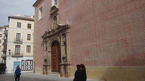 Fachada de la iglesia de San Julián, punto de partida de las rutas.