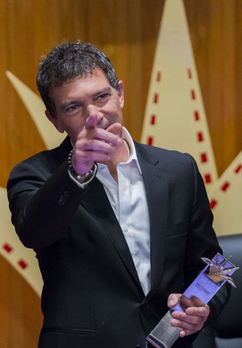 Antonio Banderas, con el Mayahuel de Plata. :: héctor guerrero. afp