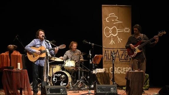 El Cirguero, con sus músicos, durante el concierto de anoche.