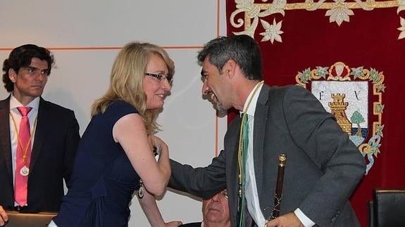 García Gálvez y Navas, durante el pleno de investidura que otorgó el bastón de mando al líder socialista. 