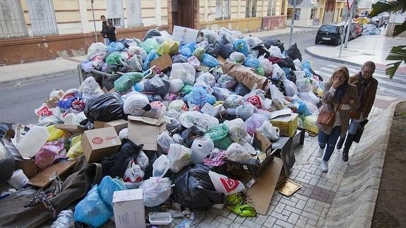 Basura acumulada ayer en calle Cristo. 