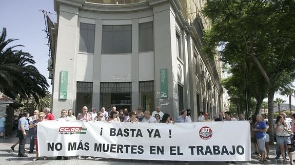 Miembros de CC. OO. y UGT se concentran en Málaga en protesta por un accidente laboral (archivo).