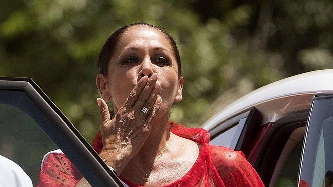 Pantoja metiendose en el coche tras salir de uno de sus permisos penitenciarios.