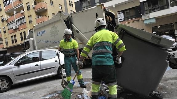 Operarios del servicio de recogida de Lepe (Huelva) se incorporaron ayer al dispositivo para recuperar la ciudad.