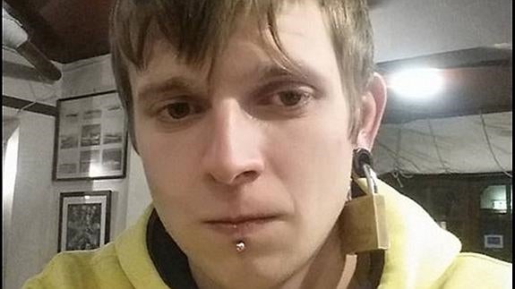 El joven subió esta foto a Facebook con el candado en su oreja.