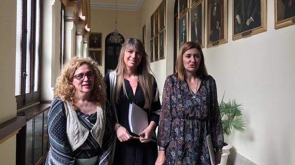 Ramos, Martín Palop y Torralbo, en los pasillos de la primera planta del Ayuntamiento.