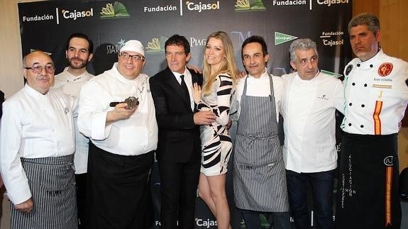 Antonio Banderas y Nicole Kimpel, junto a algunos de los cocineros que elaboraron el menú.