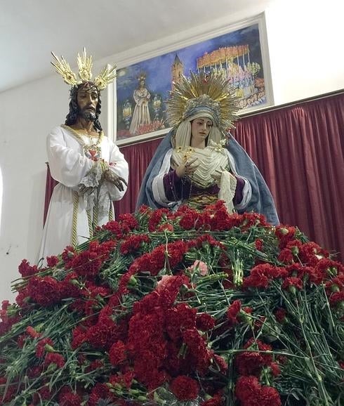 Una montaña de flores cubre los pies del Cautivo y la Virgen de la Trinidad. 