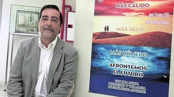 Andrés Alcántara, junto a un cartel alusivo al calentamiento global. 