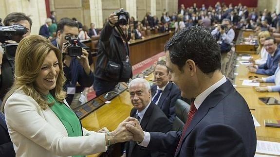 Susana Díaz y Juanma Moreno se saludan en el Parlamento