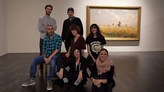 Los jóvenes artistas malagueños, reunidos en una de las salas de la Colección Museo Ruso.