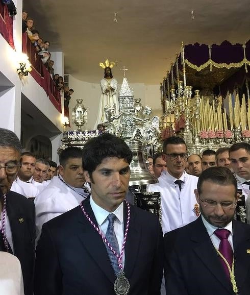 Cayetano Rivera, con la medalla del Cautivo delante del trono hoy. 