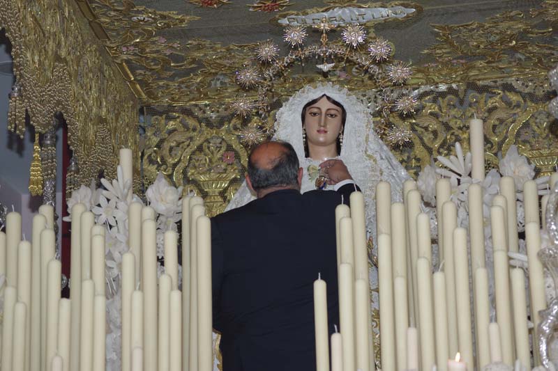 Juan José Lupiáñez coloca la medalla a la Virgen. 