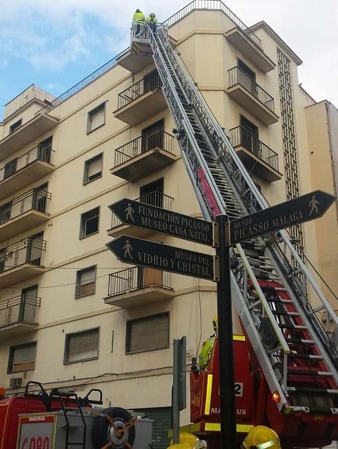 Bomberos interviniendo en la fachada del cine Astoria. 