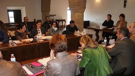 Valdenebro, alcaldesa, y Fernández, en la oposición, en el primer pleno tras la moción de censura.