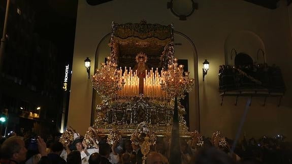 La Virgen de la Esperanza sale de su casa hermandad.