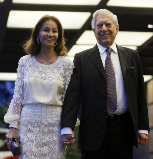 Isabel Preysler y Mario Vargas Llosa, anoche a su llegada a la cena por su 80.º cumpleaños. 