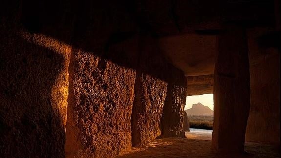 Imagen de la Peña de los Enamorados desde el interior del dolmen de Menga.