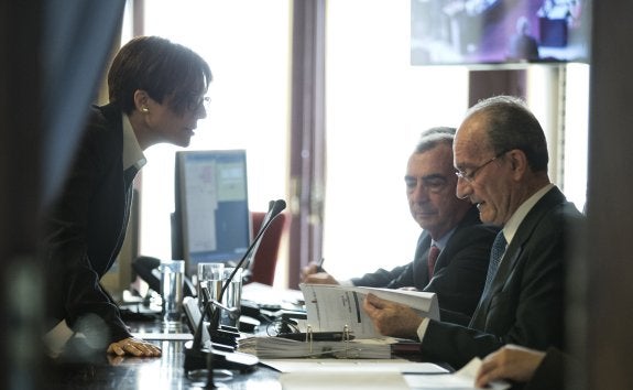 La portavoz socialista, María Gámez, se dirige al alcalde de Málaga en un momento del pleno celebrado ayer. :: ñito salas