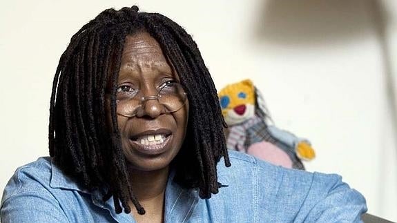 Whoopi Goldbergatiende a la prensa antes de intervenir en un programa de televisión. 