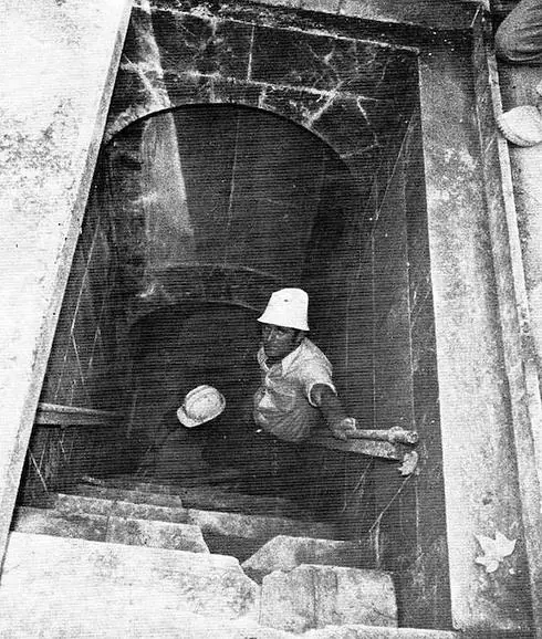 Un operario baja a la cripta la segunda vez que se abrió, en la Transición. 