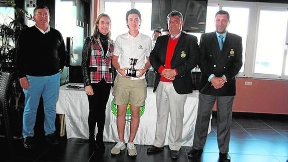 Víctor Jiménez con su trofeo en Granada. 