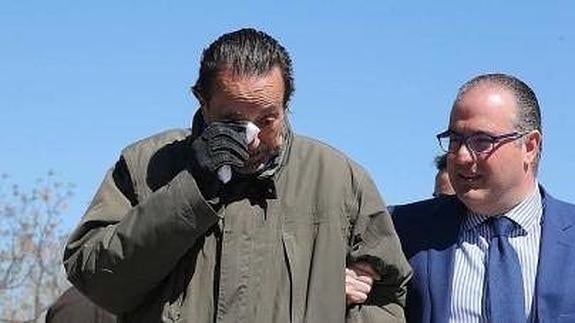 Julián Muñoz, emocionado, a la salida de prisión. 