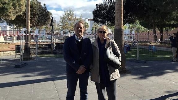 Cassá y la representante asociación de vecinos Nueva realidad, María José García, en el Parque del Oeste. 