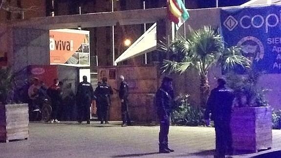 Policías, a las puertas del campo de fútbol de El Palo, el día en el que se produjo la agresión.