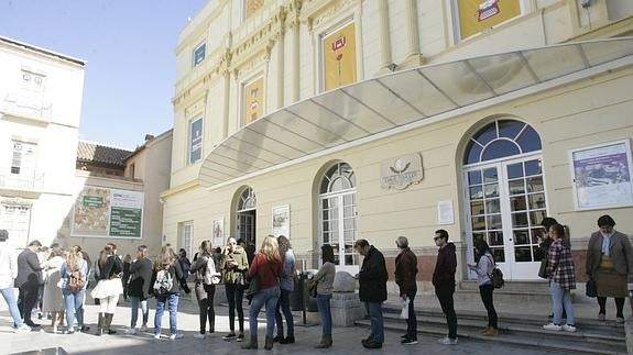 Imagen del público en la puerta del Teatro Cervantes. 