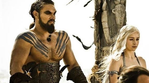 Emilia Clarke y Jason Momoa 