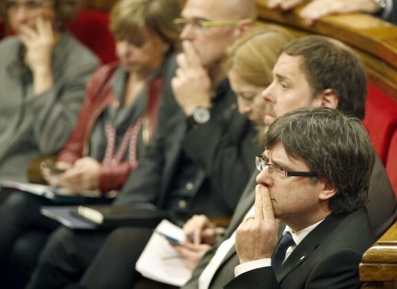 Puigdemont, y a su lado Junqueras, en el debate del Parlamento catalán de ayer. :: Andreu Dalmau / efe