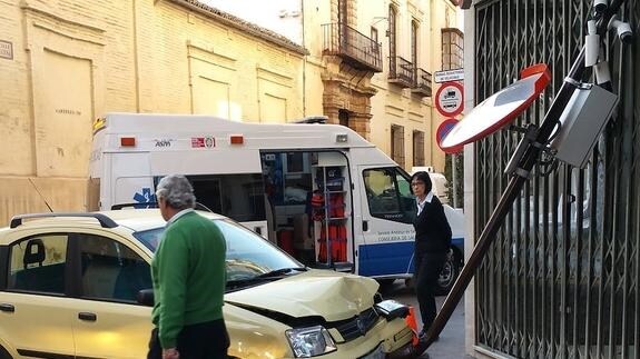 Un herido en un accidente de tráfico en Antequera que derriba el panel de cámaras de vigilancia