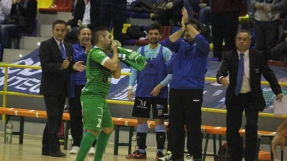 Chillo dedica a un compañero un gol logrado esta temporada ante el Burela.