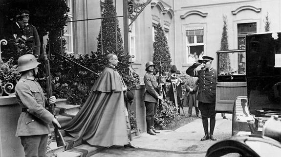 Pío XII abandona el palacio presidencial de Berlín tras celebrar el 80 cumpleaños de Paul von Hindenburg, último presidente de la República de Weimar.: 