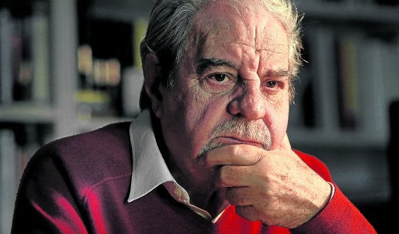 Juan Marsé, fotografiado en su casa de Barcelona. :: josé luis nocito
