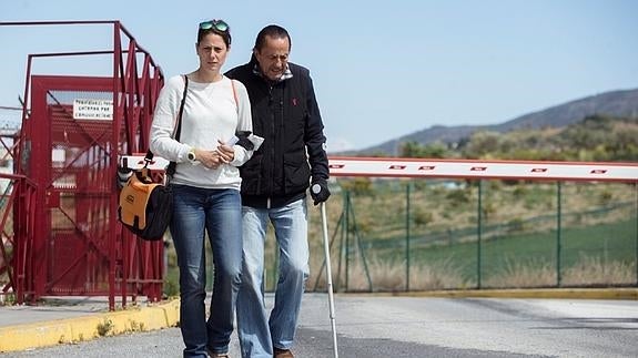 El exalcalde de Marbella Julián Muñoz acompañado de su hija Elia, a la salida de la cárcel de Alhaurín de la Torre