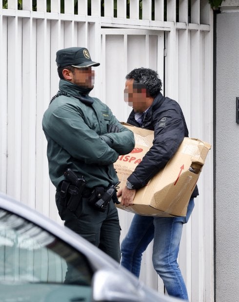 Agentes de la Guardia Civil registran el domicilio de Mario Conde. :: efe